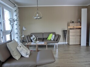 Fernseher, Kamin, Stereoanlage