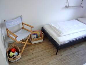 2 Schlafzimmer, Schreibtisch