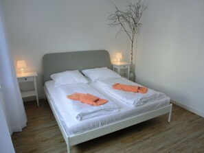 2 bedrooms, desk