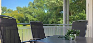 Outdoor dining - Strandnahe 2-zi.-fewo mit Balkon für 3 Personen in Ruhiger Lage (Graal-Müritz)