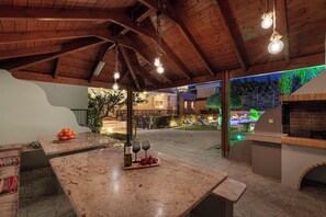 Outdoor dining - Emmelia Villa in Ixia (Ιαλυσός)