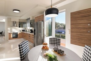 Fridge, microwave, oven, stovetop - Emmelia Villa in Ixia (Ιαλυσός)