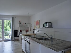 Kühlschrank, Mikrowelle, Ofen, Herdplatte