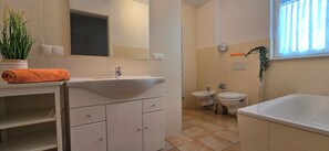 Shower, bidet, towels - 3-zi.-fewo. für 4 Pers. Inklusive Bettwäsche und Handtücher (Graal-Müritz)