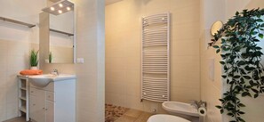 Dusche, Bidet, Handtücher