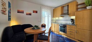 Fridge, oven, stovetop, dishwasher - 2-room apartment on the ground floor for 4 pers. WLAN (Graal-Müritz)
