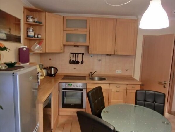 Kühlschrank, Mikrowelle, Ofen, Geschirrspüler