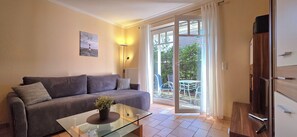 Fernseher, DVD-Player, Stereoanlage