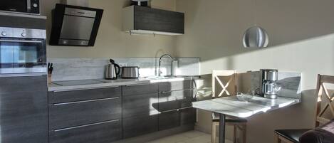 Kjøleskap, mikrobølgeovn, ovn og kokeplater