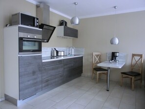 Fridge, microwave, oven, stovetop - 2-zi.-fewo für 2 Personen im 2.obergeschoss mit Wlan (Graal-Müritz)