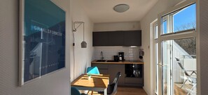 Kühlschrank, Mikrowelle, Herdplatte, Wasserkocher mit Kaffee-/Teezubehör