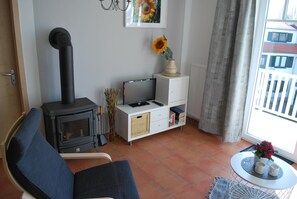 Fernseher, Kamin, Stereoanlage