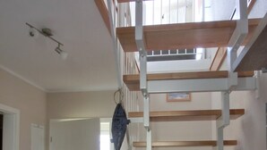 A staircase with wooden steps and white railings, leading to an upper level. - 3-zimmer-fewo mit 2 SZ für 4 Pers.wlan (Graal-Müritz)