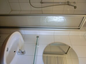 Shower - 2-zimmer-ferienwohnung für 4 Personen im 1. Obergeschoss mit Wlan (Neu Hirschburg)