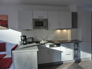 Fridge, microwave, stovetop, dishwasher - 2-room apartment for 3 pers. Ground floor with garden area (approx. 100 m²) with WLAN (Graal-Müritz)