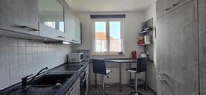 Kühlschrank, Mikrowelle, Ofen, Herdplatte