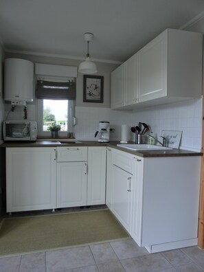 Kühlschrank, Herdplatte, Wasserkocher mit Kaffee-/Teezubehör, Toaster