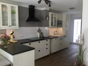 ثلاجة، ميكروويف، موقد طهي مسطح، غسالة أطباق