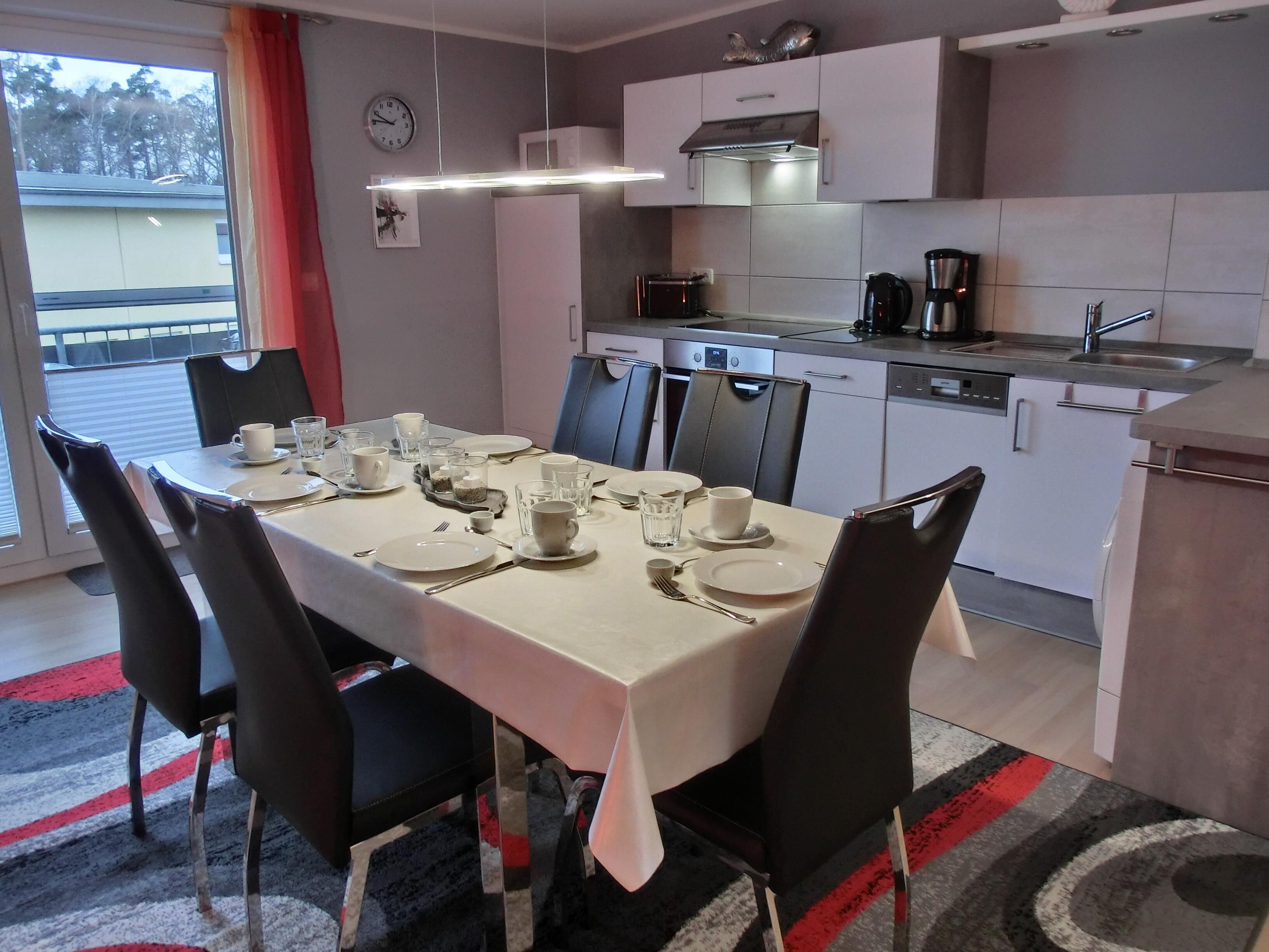 Een moderne keuken met een eethoek.