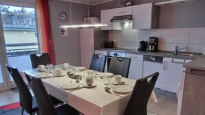 Een moderne keuken met een eethoek.