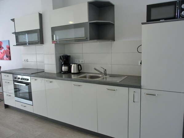 Kühlschrank, Mikrowelle, Ofen, Herdplatte