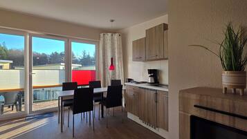 Kühlschrank, Herdplatte, Wasserkocher mit Kaffee-/Teezubehör, Toaster