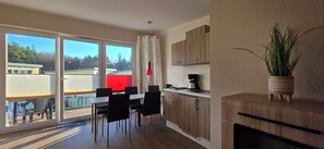 Kühlschrank, Herdplatte, Wasserkocher mit Kaffee-/Teezubehör, Toaster