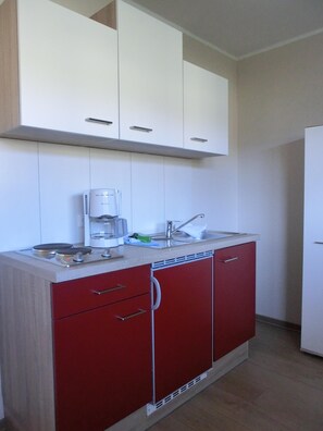 Kühlschrank, Herdplatte, Wasserkocher mit Kaffee-/Teezubehör, Toaster