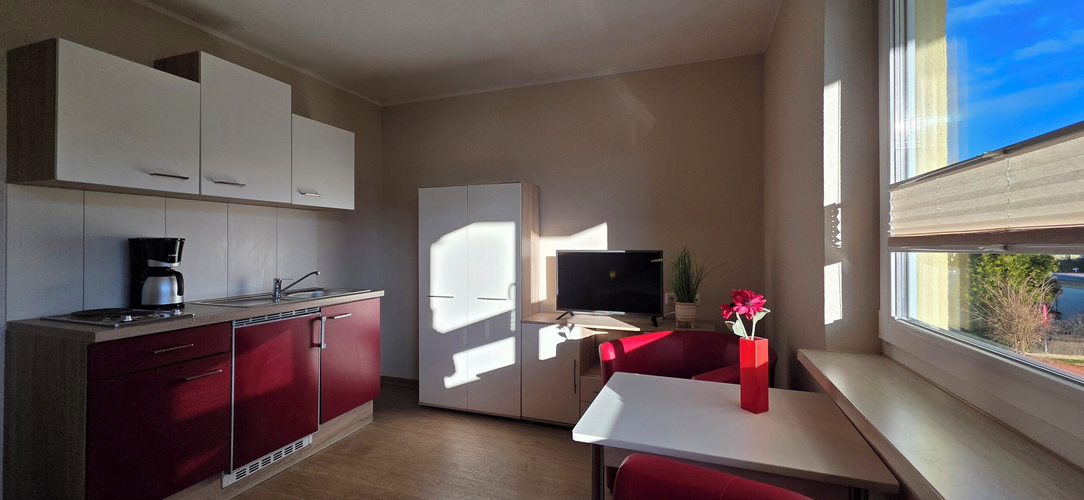 Kühlschrank, Herdplatte, Wasserkocher mit Kaffee-/Teezubehör, Toaster