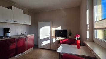 Kühlschrank, Herdplatte, Wasserkocher mit Kaffee-/Teezubehör, Toaster