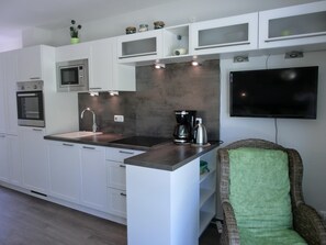 Fridge, microwave, oven, stovetop - 2-zimmer-fewo für 2 Pers. im EG mit 2 Fahrrädern (Graal-Müritz)