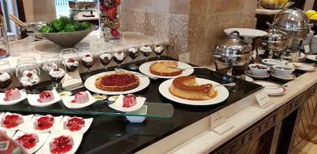 Oven, dishwasher, rice cooker, cookware/dishes/utensils. Daily Hostel & Hotel
