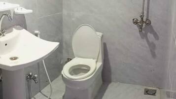 Regendusche, kostenlose Toilettenartikel, Haartrockner, Bademäntel