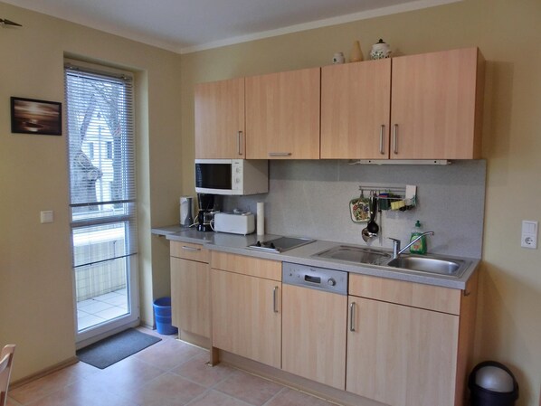 Kühlschrank, Mikrowelle, Herdplatte, Geschirrspüler