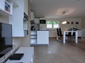 Fridge, microwave, oven, stovetop - 3-room apartment with 2 bedrooms for 6 people with WLAN (Graal-Müritz)
