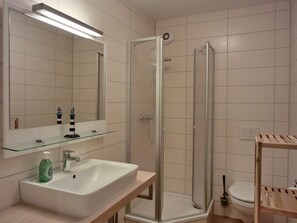 Shower - 3-room apartment with 2 bedrooms for 6 people with WLAN (Graal-Müritz)