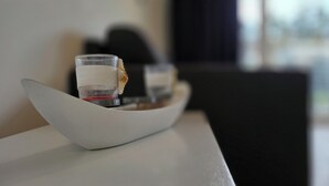 A glass of red wine on a white tray on a table. - 2-zi.-fewo für 3 Pers. im EG und Gartenanteil (Graal-Müritz)
