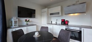 ثلاجة، فرن، موقد طهي مسطح، غسالة أطباق