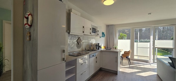 Kühlschrank, Mikrowelle, Herdplatte, Geschirrspüler