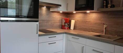 ثلاجة، موقد طهي مسطح، ماكينة لصنع القهوة/الشاي، محمصة خبز