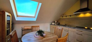 Fridge, microwave, stovetop, dishwasher - Große, Komfortable 3 Zimmer-maisonette-ferienwohnung für 5 Personen (Graal-Müritz)