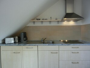 Kühlschrank, Mikrowelle, Herdplatte, Geschirrspüler