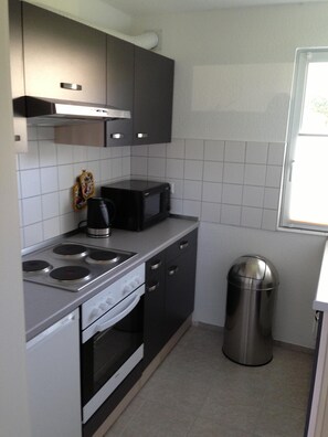 Kühlschrank, Ofen, Herdplatte, Wasserkocher mit Kaffee-/Teezubehör