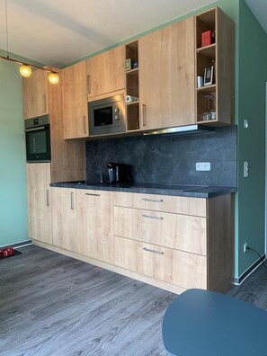 ثلاجة، ميكروويف، فرن، موقد طهي مسطح