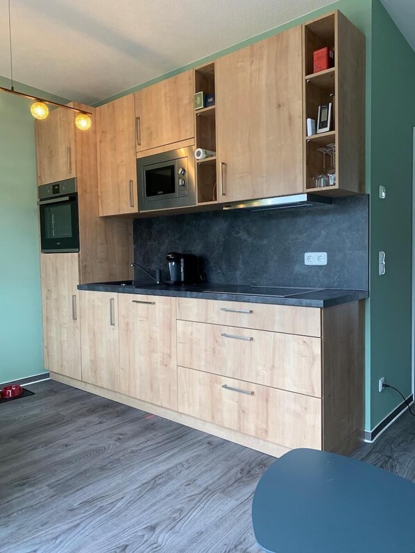 Kühlschrank, Mikrowelle, Ofen, Herdplatte