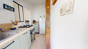 Fridge, microwave, oven, coffee/tea maker