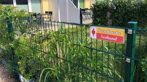 A fenced area with a sign indicating 'Seeschnecke Seehund' and a parking sign 'P U 1'. - 2-zi.-fewo im EG für 3 Pers. mit Wlan (Graal-Müritz)