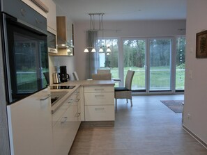 Fridge, oven, stovetop, dishwasher - 2-zimmer-ferienwohnung für 3 Pers. mit Wlan (Graal-Müritz)