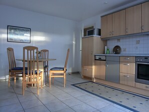 Fridge, microwave, oven, stovetop - 2-zimmer-fewo für 3 Pers. im Dachgeschoss (Graal-Müritz)