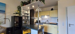 Kühlschrank, Mikrowelle, Herdplatte, Geschirrspüler